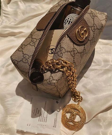 Gucci replicates